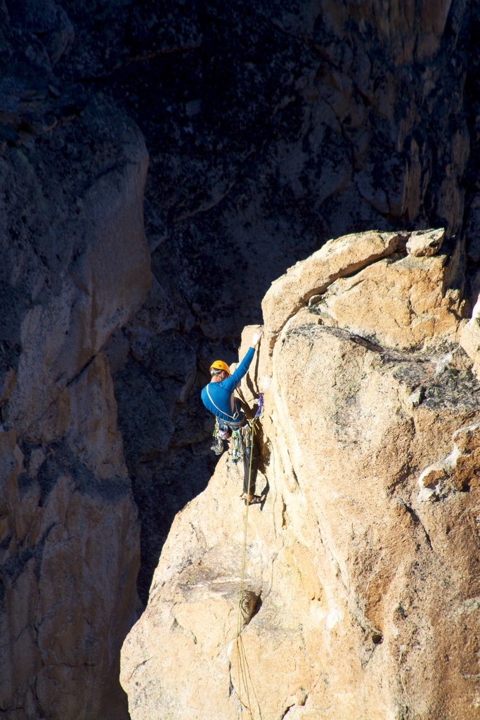Eine Person klettert einen Berg hinauf.
