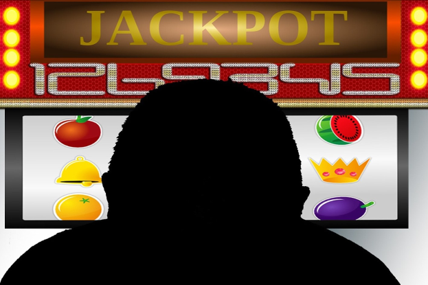 Mann spielt an einem Automaten mit "Jackpot" angezeigt, umgeben von einer Tafel mit Text und Obstbildern, was auf ein Online-Casinospiel hinweist.