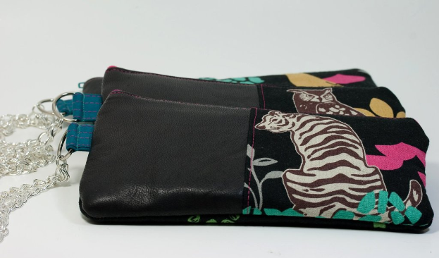 Mehrere Geldbörsen liegen auf einem Tisch.