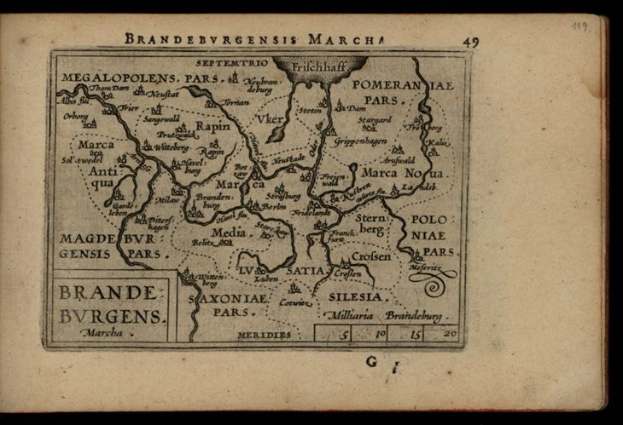 Altes Buch mit schwarzem Hintergrund, das eine detaillierte Karte der Brandenburg-Region Deutschlands zeigt.