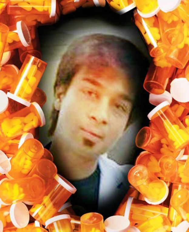 Foto einer Person mit mehreren Flaschen und einigen Pillen daneben.