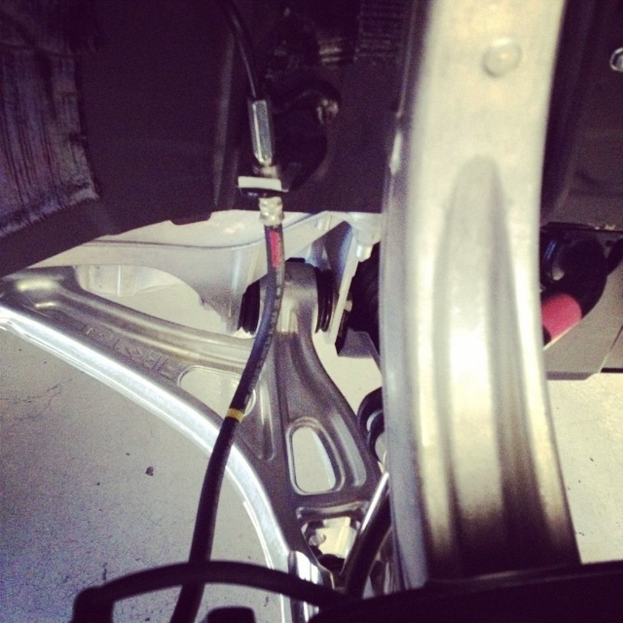 Eine metallische elektrische Maschine, die an einer Wand montiert ist.