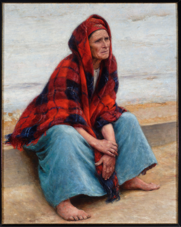 Eine alte Frau sitzt am Strand bei Sonnenuntergang, trägt ein helles Kleid und hat ihr Haar zu einem Dutt gebunden, die Augen geschlossen und die Hände im Schoß, eingerahmt in einem Foto Rahmen.