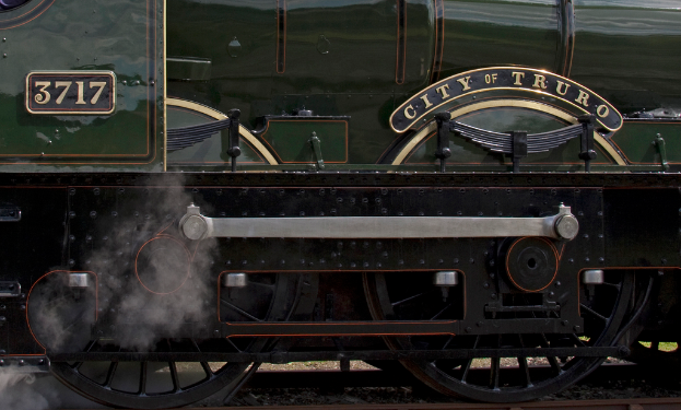 Ein Zug befindet sich auf einer Schiene.