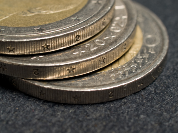 Metallmünzen auf einer Oberfläche verstreut.