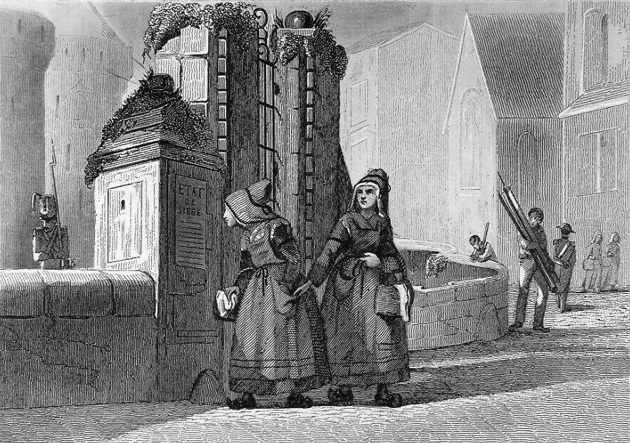 Schwarze Und Weiße Gravur Von Zweien Frauen, Die Vor Einem Gebäude Stehen, Mit Einigen Anderen Leuten Im Hintergrund, Betitelt "Victorianische Frauen In Der Stadt London".