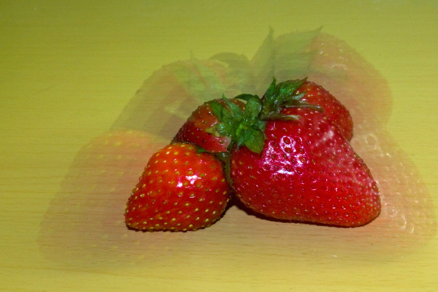 Erdbeeren auf einer hölzernen Oberfläche.