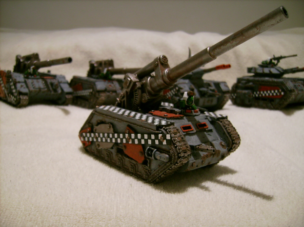 Panzer auf einem weißen Tuch mit weißem Hintergrund dargestellt.