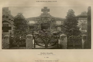 Ein altes Schwarz-Weiß-Foto eines Friedhofs in Berlin, Deutschland, mit einem Tor, einer Wand, Bäumen und einem Gebäude im Hintergrund, mit der Aufschrift "Grammalskunst, Berlin-Steglitz, Architekt, Bruue Morning in Berlin" unten.