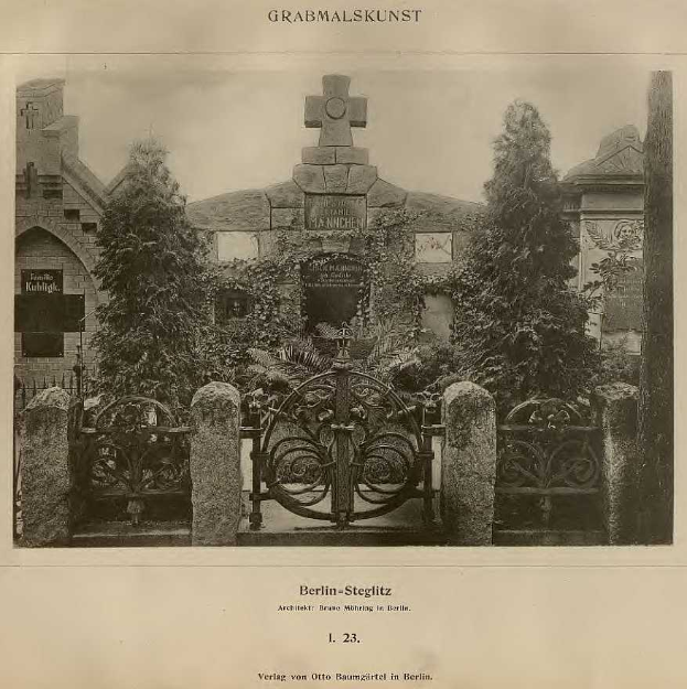 Ein altes Schwarz-Weiß-Foto eines Friedhofs in Berlin, Deutschland, mit einem Tor, einer Wand, Bäumen und einem Gebäude im Hintergrund, mit der Aufschrift "Grammalskunst, Berlin-Steglitz, Architekt, Bruue Morning in Berlin" unten.