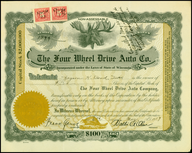 Ein gerahmtes Aktienzertifikat von Four Wheel Drive Auto Co. mit Text, Zahlen und verschiedenen farbigen Stempeln sowie einem goldenen Siegel in der Mitte.