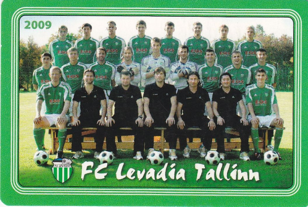 Ein Plakat der FC Levadia Tallinn-Mannschaft mit einer Gruppe von Menschen, die auf einer Bank stehen und sitzen, Fußballbällen auf dem Boden, Bäumen und einem klaren blauen Himmel im Hintergrund und Text mit einem Logo unten.