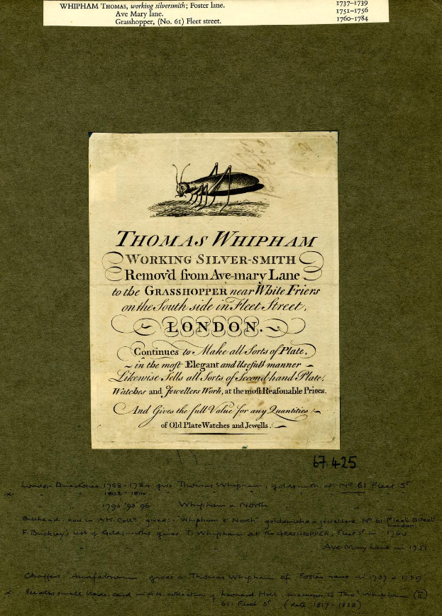 Ein altes Buch mit einer Zeichnung einer Grille auf dem Cover, das Text auf der darunterliegenden Seite enthält.