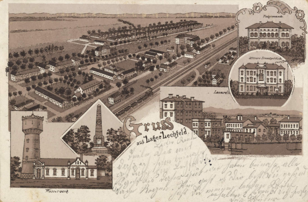 Eine alte Postkarte zeigt eine Stadtansicht mit Gebäuden, Bäumen, Straßen und einem Turm.