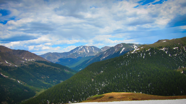 Berge sind prominent in der Mitte des Bildes zu sehen.