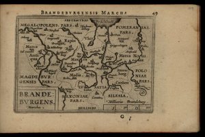Ein altes Buch mit schwarzem Hintergrund, das eine detaillierte Karte der Region Brandenburg in Deutschland zeigt, einschließlich geografischer Merkmale wie Flüsse, Berge und Städte, sowie begleitenden Text.