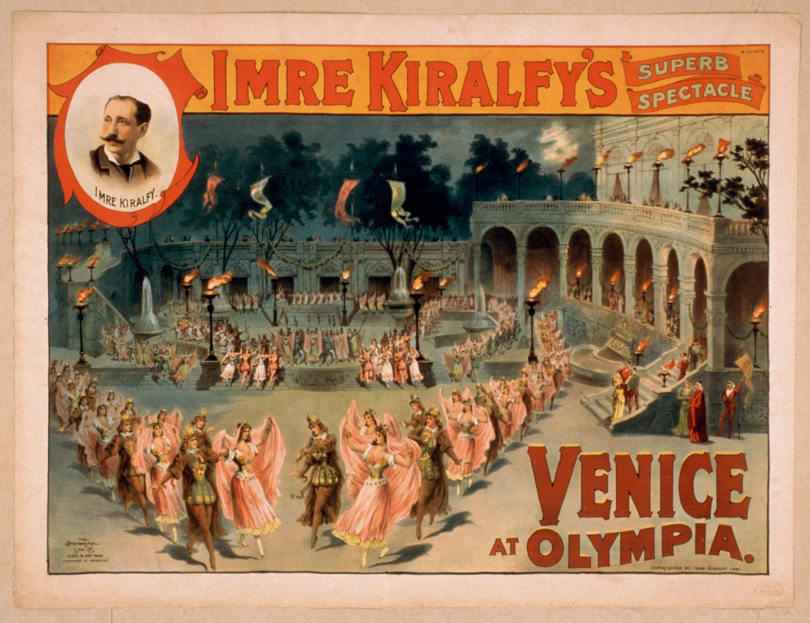 Plakat für Imre Kiralfys Super-Spektakel in Venedig in Olympia, das kostümierte Performer vor einem gebogenen und säulenartigen Gebäude mit Laternen und Bäumen im Hintergrund zeigt.