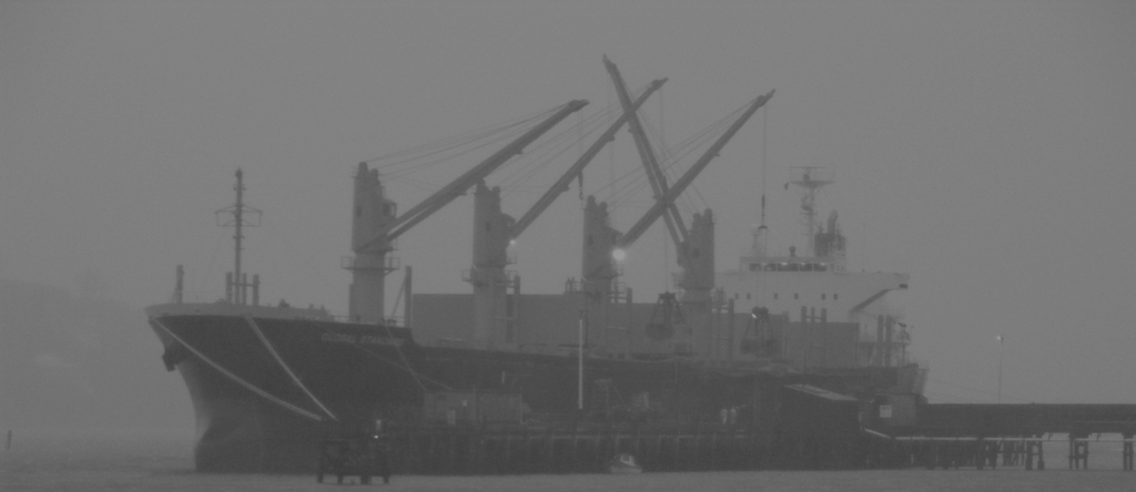 Ein Schiff segelt auf ruhiger See.