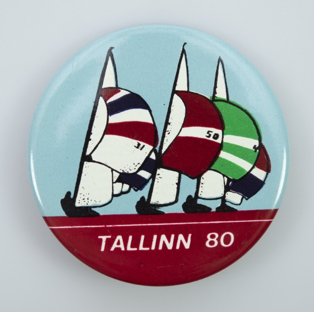 Der lettische MEP Kols schenkte Kaja Kallas ein Aufkleber mit einem "Baltischen Chihuahua" vor den Flaggen der baltischen Länder