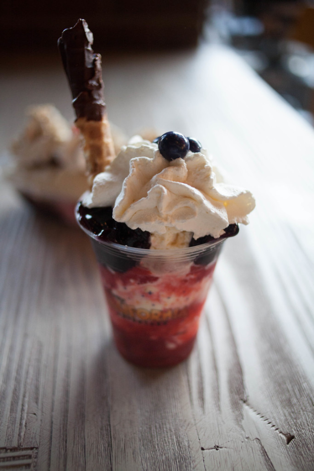 Eine Kugel Eiskrem auf einer Oberfläche.