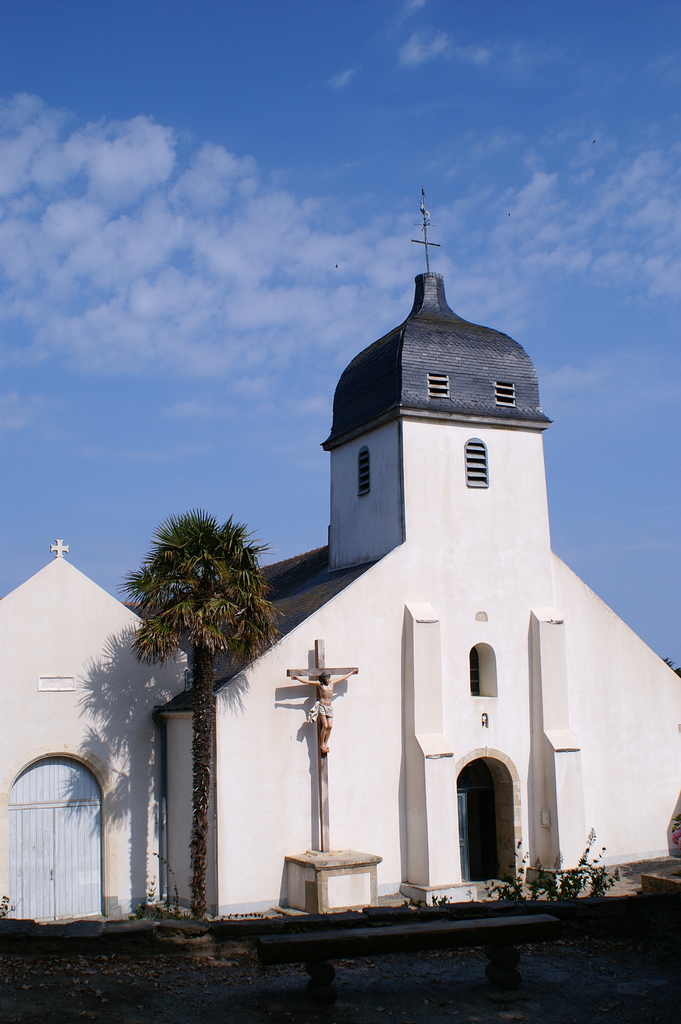 Eine Kirche dominiert das Bild in der Mitte.
