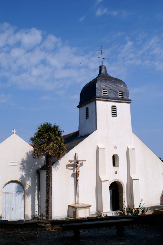 Eine Kirche dominiert das Bild in der Mitte.