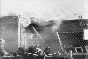 Schornsteinbrand in Aurich: Feuerwehr kämpft gegen Flammenausbreitung