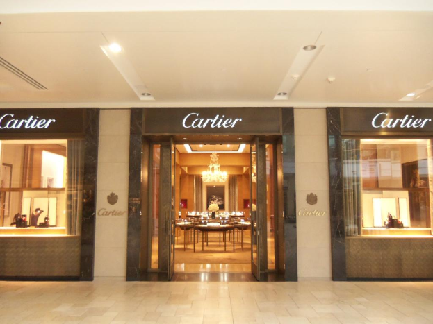 Ein Hotel mit einer Glastür und einem sichtbaren Tisch.