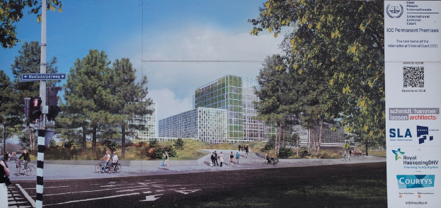 Eine Stadtansicht mit Fußgängern und Radfahrern, Gebäuden, Bäumen und einem bewölkten Himmel, mit Text und einem QR-Code auf der rechten Seite.