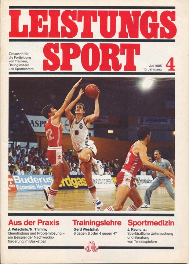 Magazinumschlag mit der Aufschrift "Leistungs Sport 4", der einen Basketballspieler in einem weißen Trikot und Shorts zeigt, der einen Basketball hält, vor einem hellgelben Hintergrund und einer Menge im Publikum.