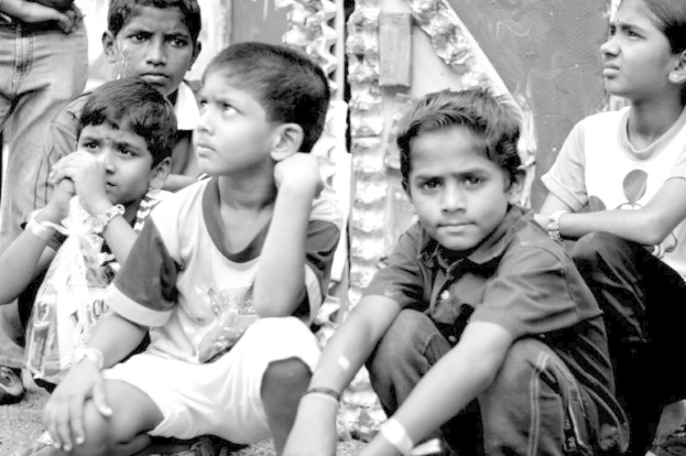 Kinder vor einer Tür.