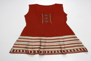 Rotes Kleid mit horizontalen weißen und gelben Streifen vor einem weißen Hintergrund.