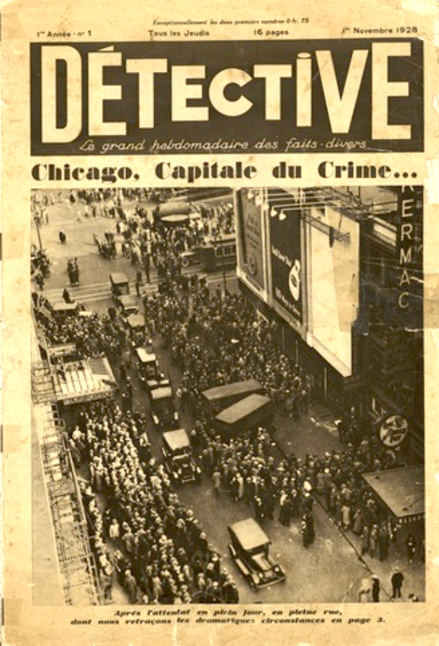 Eine alte Zeitung mit einem Foto einer belebten Straßenszene mit Menschen, Fahrzeugen und Gebäuden, begleitet von der Schlagzeile "Detektiv, Chicago, Hauptstadt der Kriminalität".