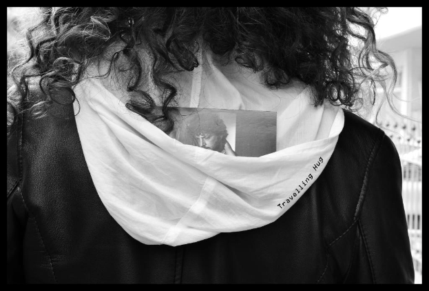 Eine Person mit einer Jacke.