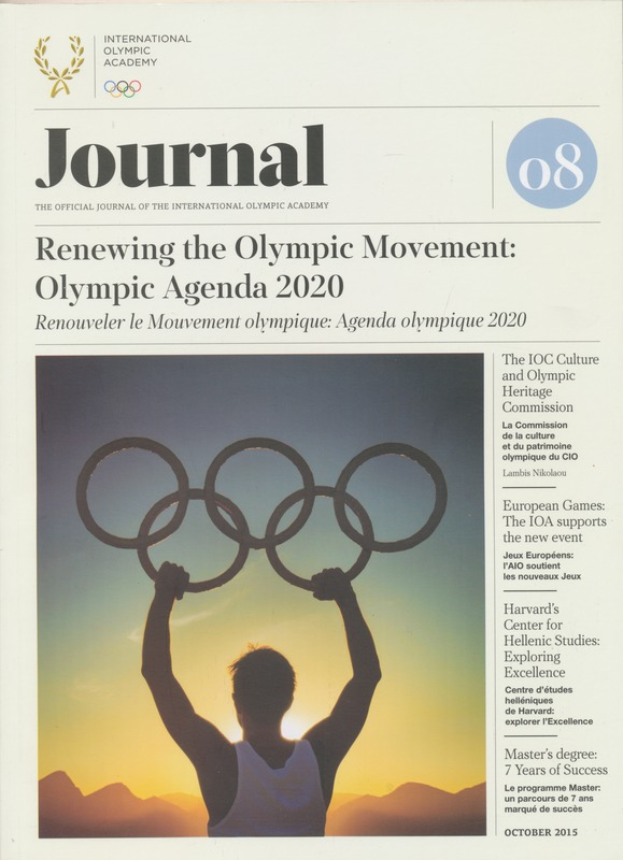 Eine Person in einem weißen Hemd und blauen Shorts hält die olympischen Ringe in den Händen und steht vor einem Blatt Papier, auf dem "Renewing the Olympic Movement" und "Olympic Agenda 2020" steht, vor einem hellblauen Himmel mit weißen Wolken und einem strahlenden Sonnenlicht.