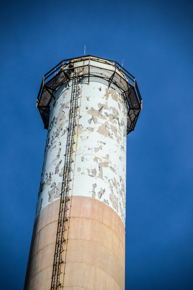 Ein großes Tankschiff mit einer Eisenleiter und einem Zaun an der Spitze.