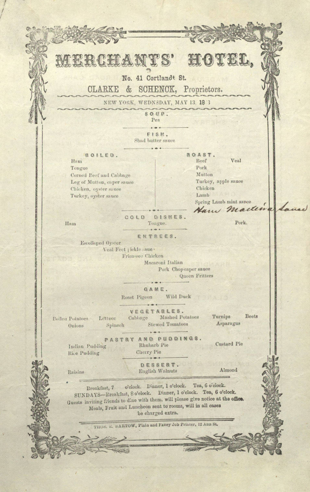 Ein altes Buch mit einem Menü für ein Kaufmannshotel, das appetitliche Vorspeisen, Hauptgänge, Desserts und Getränke in schwarzer Tinte auf einem weißen Hintergrund zeigt.