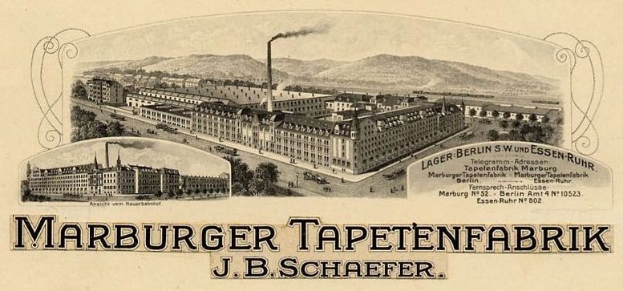 Eine alte Werbung für die Marburger Tapetenfabrik in Berlin, Deutschland, zeigt Gebäude, Bäume, Hügel, Rauch und Text.