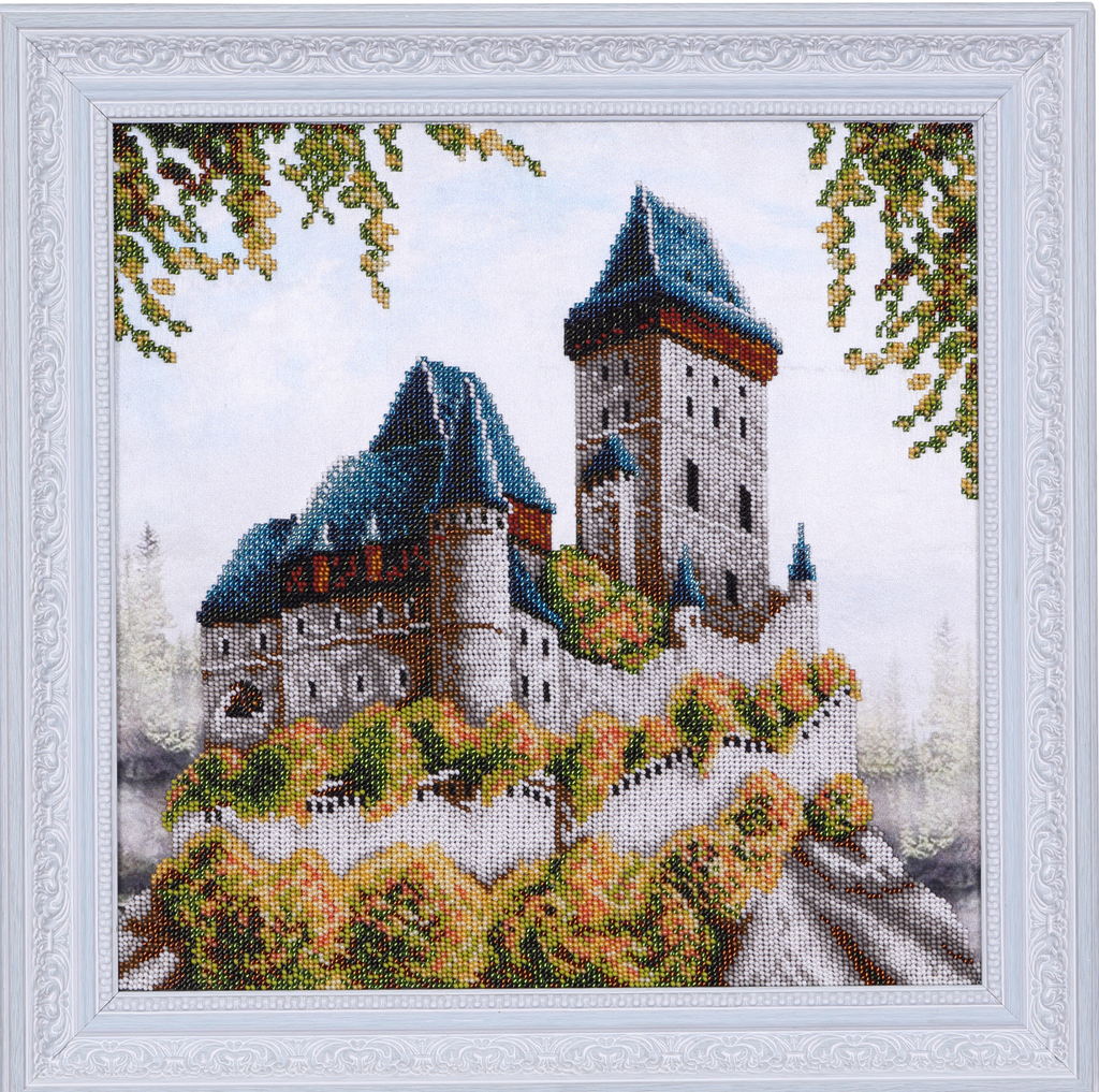 Ein Holzrahmen für ein Haus steht auf einem freien Gelände.