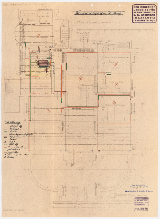 Schwarz-weißer Architekturplan des Rosenhof-Krankenhauses in Hamburg, Deutschland, der detaillierte Pläne mit zahlreichen Drähten zeigt, die auf elektrische oder strukturelle Elemente hinweisen, sowie Text, der den Aufbau von Zimmern, Fluren und anderen Merkmalen beschreibt.