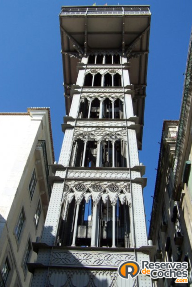 Eine dichte Stadtlandschaft mit zahlreichen Gebäuden und einer sichtbaren Wasserlinie unten.