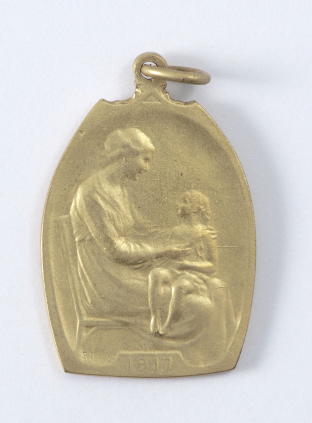 Goldmedaille mit einer Gravur einer Frau in einem weißen Kleid mit einem Dutt, die ein Kind hält, und den Worten "Mutter und Kind" in Kursivschrift.