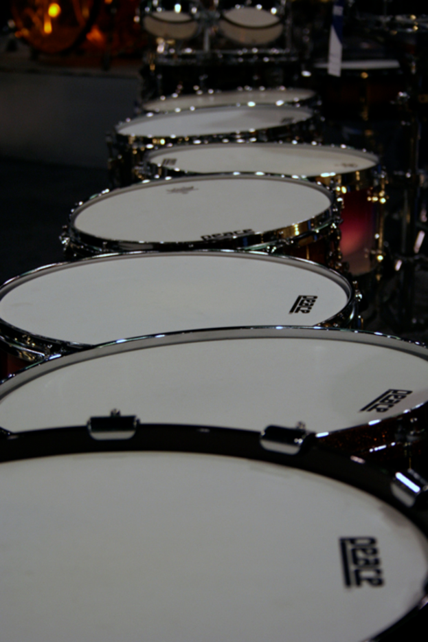 Eine Vielfalt von Drogen, die auf einem Boden verstreut sind.