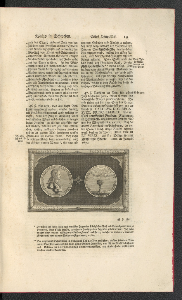 Offenes Buch mit einer Schwarz-Weiß-Illustration eines Mannes in Anzug und Krawatte und einer Frau in einem wallenden Kleid, beide mit ernsten Gesichtern, vor einem hellblauen Hintergrund.