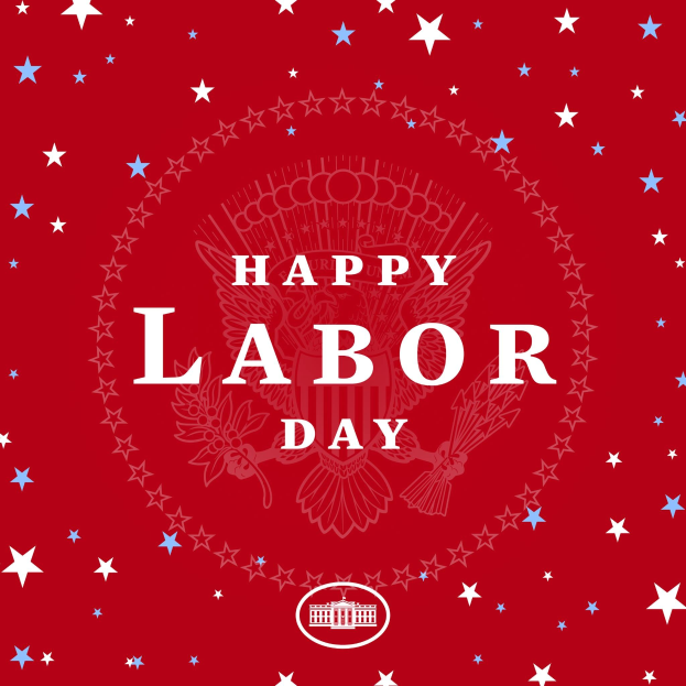 Ein Plakat mit "Happy Labor Day" in fetter weißer Schrift auf einem hellroten Hintergrund, umgeben von Sternen verschiedener Größen und Farben.