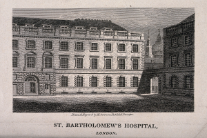 Schwarzes und weißes Foto des Bartholomäus-Krankenhauses in London mit fernen Gebäuden und einem klaren Himmel mit Text unten.