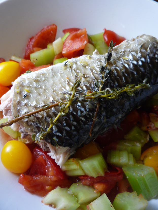 Ein Teller mit verschiedenen Gemüse- und Fleischstücken.