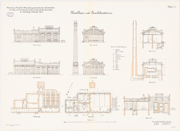 Ein detailliertes Zeichnung des Museums für Kunst in Berlin, Deutschland, das ein Gebäude mit zahlreichen Fenstern und einen prominenten Turm zeigt, begleitet von beschreibendem Text auf dem Papier.