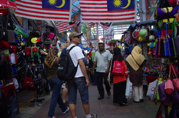 Eine Gruppe von Männern und Frauen steht mit verschiedenen Flaggen.