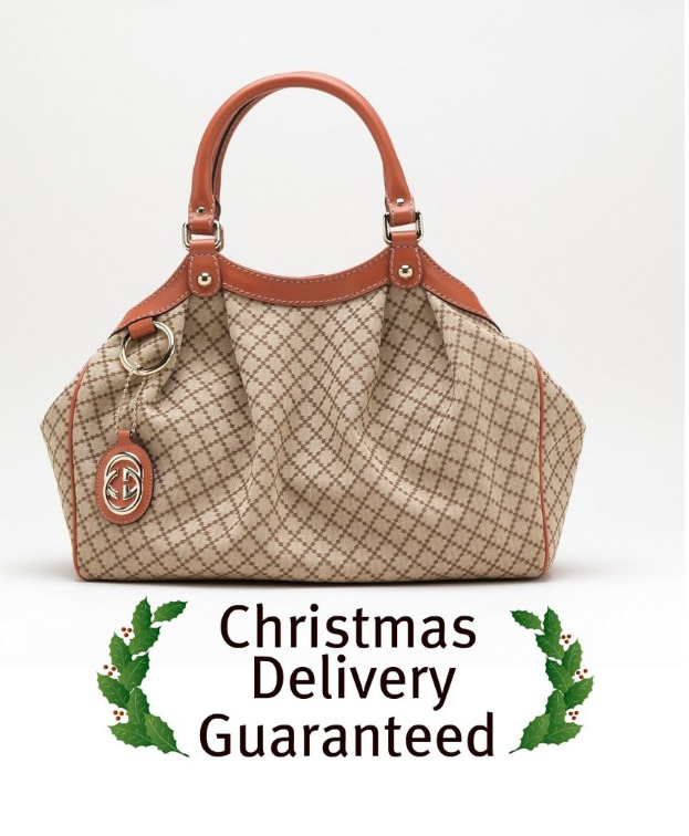 Eine Schokolade- und Weiße-Tüte wird auf einem weißen Boden mit dem Text 'Weihnachtslieferung garantiert' davor platziert.